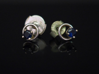 Vente aux enchères Paire de puces d’oreilles en or blanc, serties d’un petit saphir. Poid