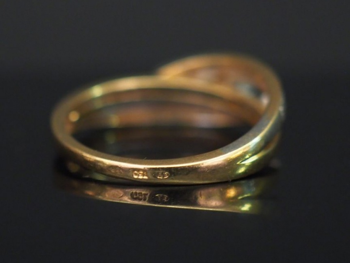 Bague en or jaune, sertie d’un diamant central et de petits diamants. 