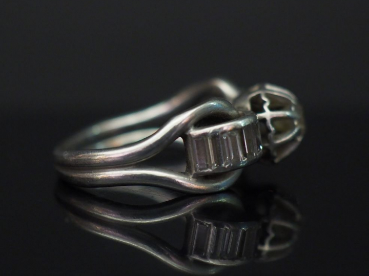 Bague de style 1900 en or blanc, sertie en son centre d’un diamant tai