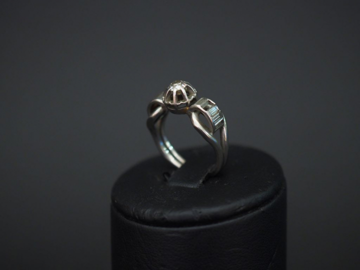 Bague de style 1900 en or blanc, sertie en son centre d’un diamant tai