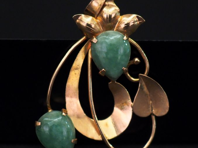 Pendentif en or jaune et jadéite, à décor ajouré de motif feuillagé. H