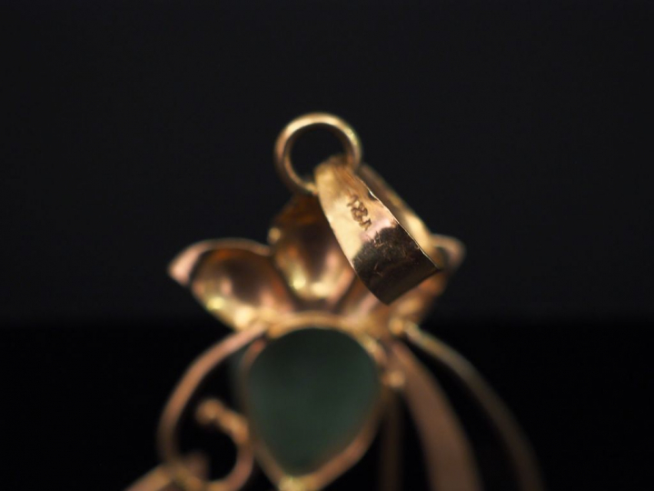 Pendentif en or jaune et jadéite, à décor ajouré de motif feuillagé. H