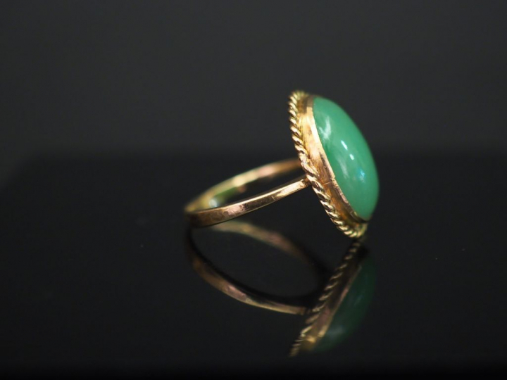 Bague ovale en or jaune 14K, sertie de jadéite en cabochon. TDD. 49 Po