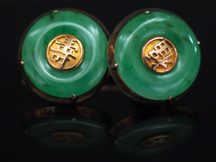 	Paire de boutons de manchettes en or jaune 14K et jadéite, à décor de
