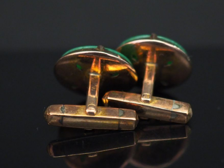 	Paire de boutons de manchettes en or jaune 14K et jadéite, à décor de