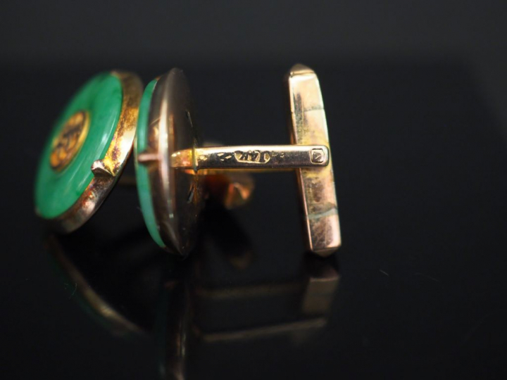 	Paire de boutons de manchettes en or jaune 14K et jadéite, à décor de