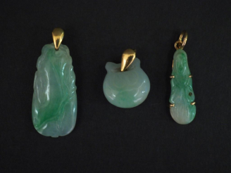 Vente aux enchères Ensemble comprenant :  - un pendentif en or jaune et jadéite, à décor 