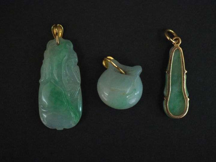 Ensemble comprenant :  - un pendentif en or jaune et jadéite, à décor 