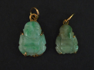 Vente aux enchères Ensemble comprenant :  - un pendentif en or jaune et jadéite figurant 