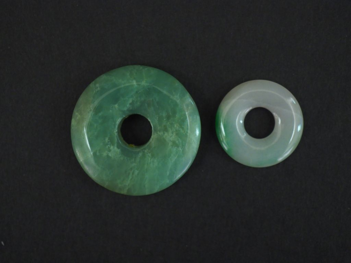 	Ensemble comprenant deux différents pendentifs en jadéite en forme de