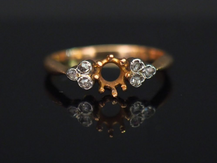 	Bague en or jaune, sertie de six petits éclats de diamant. TDD. 50 Po