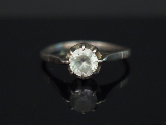 Vente aux enchères Bague en or blanc, sertie en son centre d’une pierre à l’imitation du 