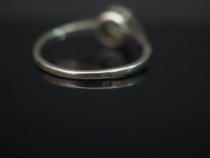 Bague en or blanc, sertie en son centre d’une pierre à l’imitation du 