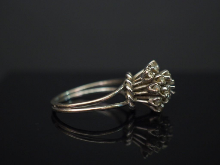 	Bague dôme en or blanc, sertie de petits diamants. TDD. 49 Poids tel.