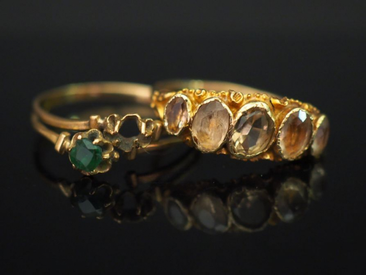 Ensemble comprenant :  - une bague jonc en or jaune, sertie d’une lign