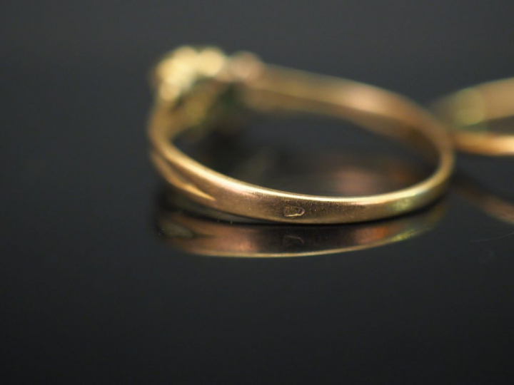 Ensemble comprenant :  - une bague jonc en or jaune, sertie d’une lign