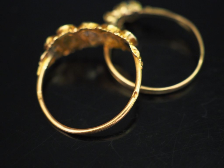 Ensemble comprenant :  - une bague jonc en or jaune, sertie d’une lign