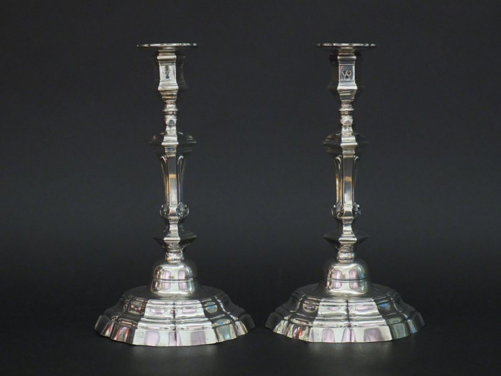 Paire de bougeoirs XVIIIème en argent, à décor de coquilles.  Avec leu