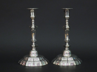 Vente aux enchères Paire de bougeoirs XVIIIème en argent, à décor de coquilles.  Avec leu