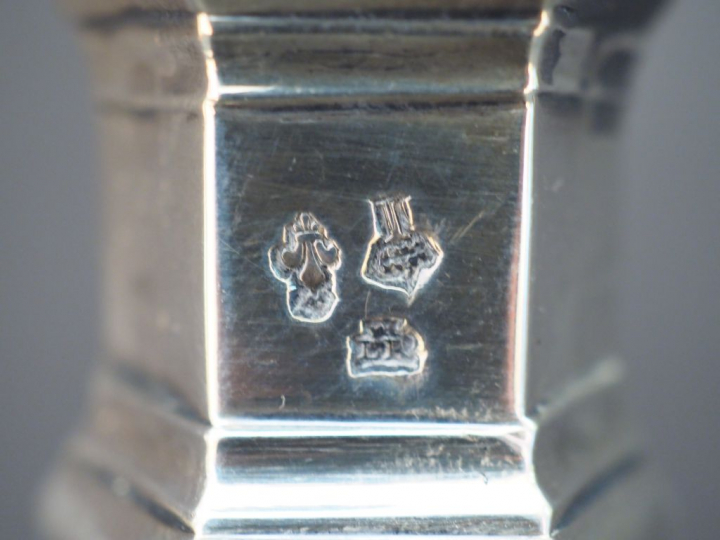 Paire de bougeoirs XVIIIème en argent, à décor de coquilles.  Avec leu