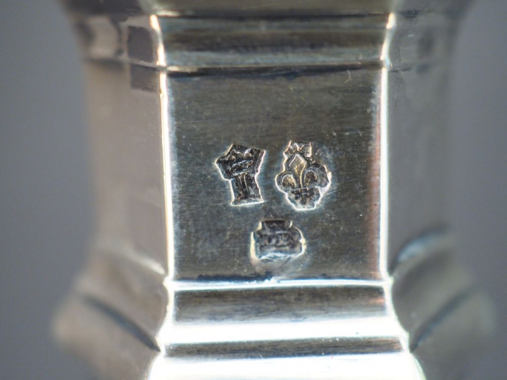 Paire de bougeoirs XVIIIème en argent, à décor de coquilles.  Avec leu