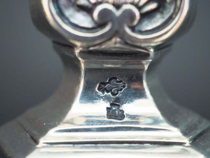 Paire de bougeoirs XVIIIème en argent, à décor de coquilles.  Avec leu