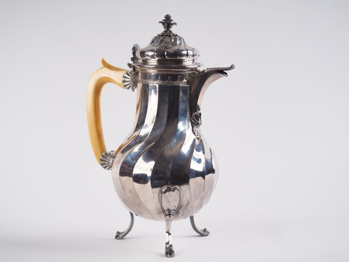 Chocolatière tripode XVIIIème en argent, à décor de cotes torses.  Att