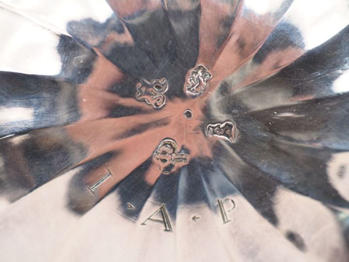 Chocolatière tripode XVIIIème en argent, à décor de cotes torses.  Att