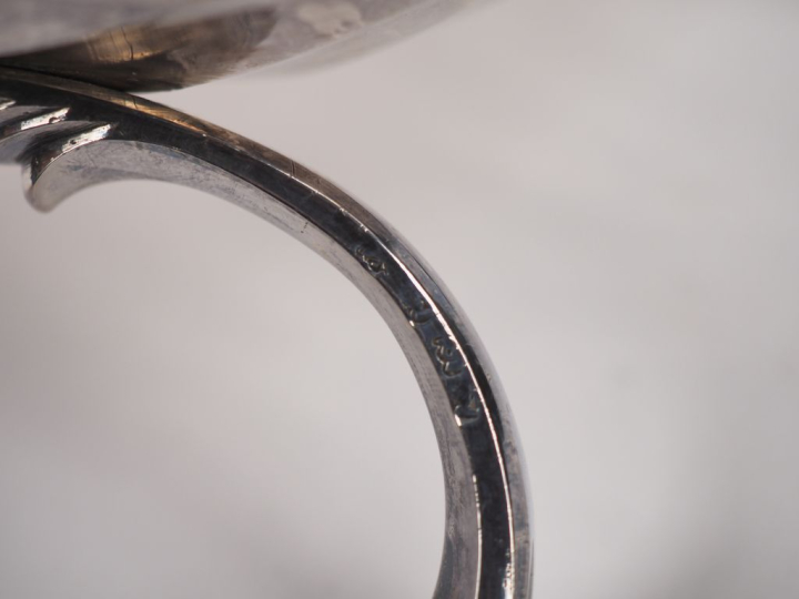 Chocolatière tripode XVIIIème en argent, à décor de cotes torses.  Att