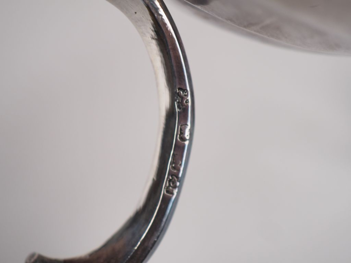 Chocolatière tripode XVIIIème en argent, à décor de cotes torses.  Att