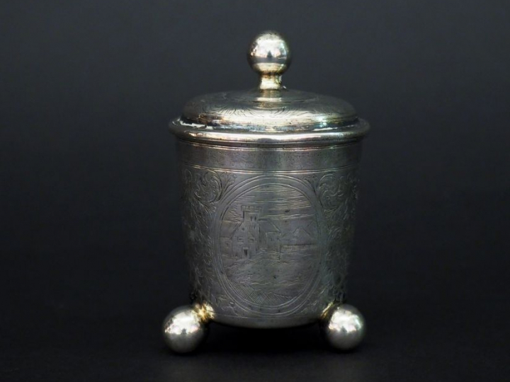 Gobelet en argent et vermeil, à décor de rinceaux, trophées de fruits 