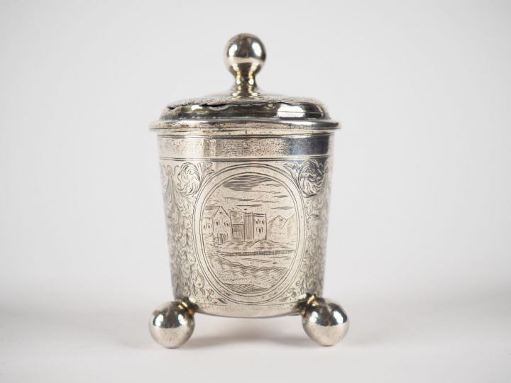 Gobelet en argent et vermeil, à décor de rinceaux, trophées de fruits 
