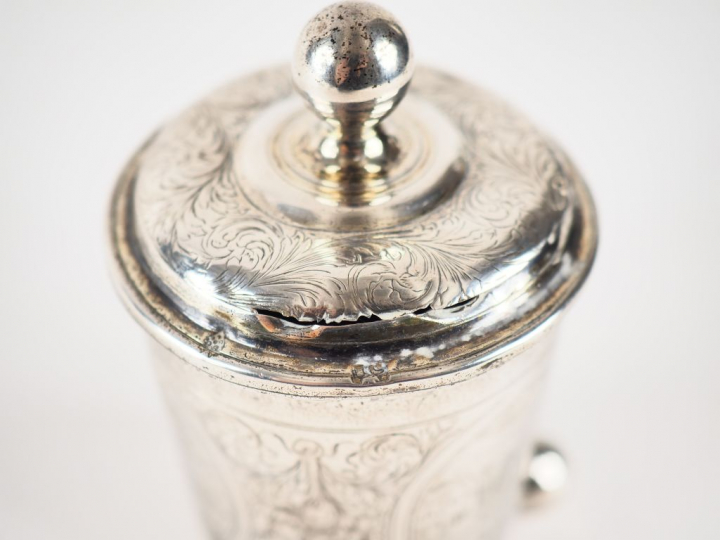 Gobelet en argent et vermeil, à décor de rinceaux, trophées de fruits 