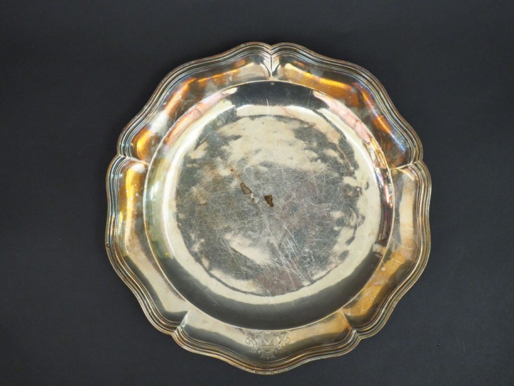 Plat rond XVIIIème en argent, modèle à filets, à décor d'armoiries. Di