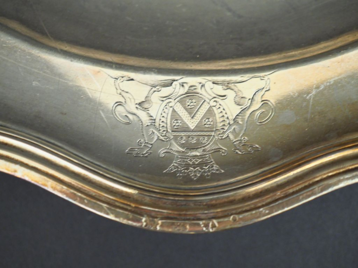 Plat rond XVIIIème en argent, modèle à filets, à décor d'armoiries. Di