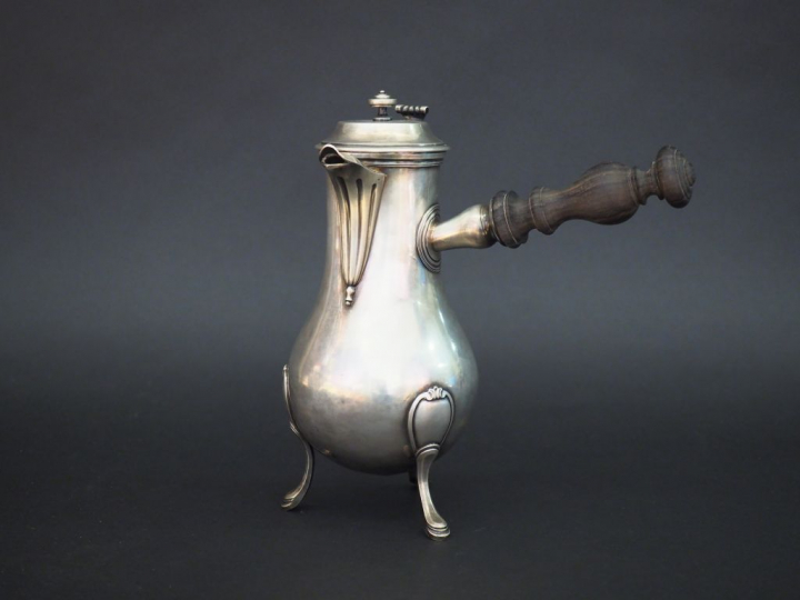 Verseuse tripode XVIIIème en argent lisse, bec verseur cannelé, manche