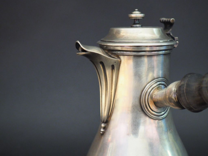 Verseuse tripode XVIIIème en argent lisse, bec verseur cannelé, manche