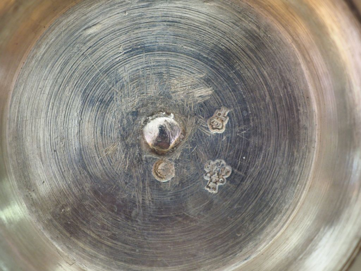 Verseuse tripode XVIIIème en argent lisse, bec verseur cannelé, manche