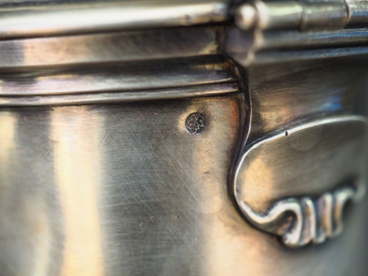 Verseuse tripode XVIIIème en argent lisse, bec verseur cannelé, manche