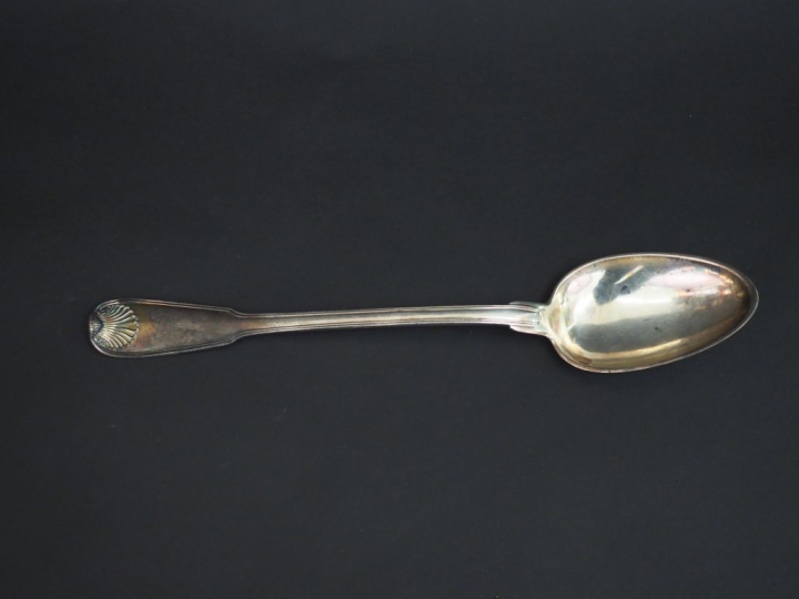 Cuillère à ragout XVIIIème en argent, modèle à filet et double coquill