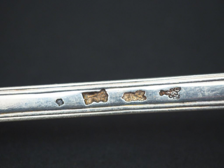 Cuillère à ragout XVIIIème en argent, modèle à filet et double coquill