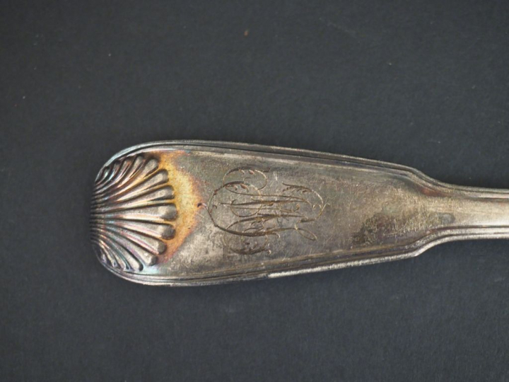 Cuillère à ragout XVIIIème en argent, modèle à filet et double coquill