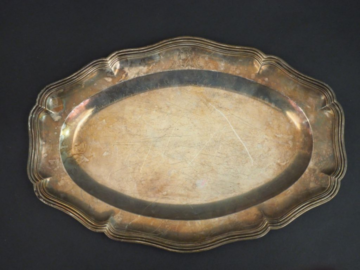 Plat ovale XVIIIème en argent, modèle à filet, à décor d'armoiries. Pa