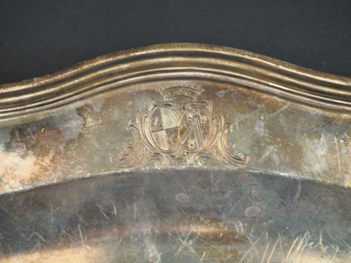 Plat ovale XVIIIème en argent, modèle à filet, à décor d'armoiries. Pa