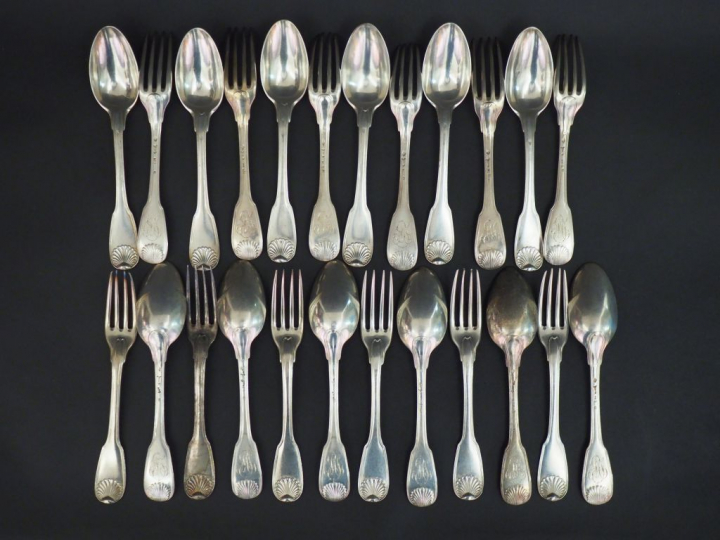 Suite de douze couverts en argent XVIIIème, modèle à filet et double c