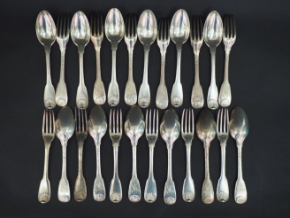 Vente aux enchères Suite de douze couverts en argent XVIIIème, modèle à filet et double c