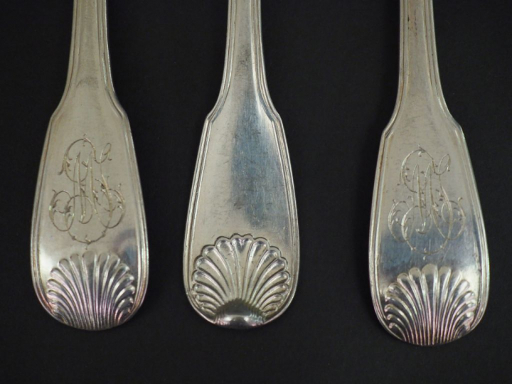 Suite de douze couverts en argent XVIIIème, modèle à filet et double c