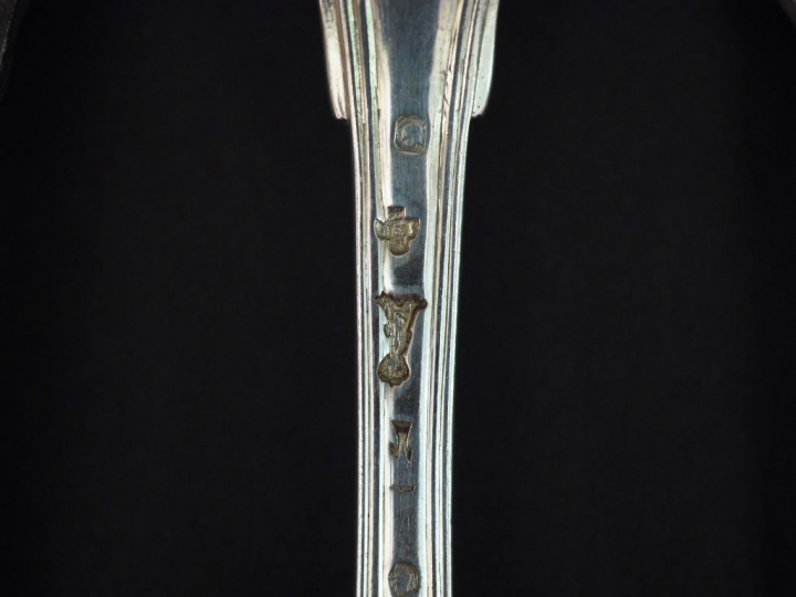 Suite de douze couverts en argent XVIIIème, modèle à filet et double c