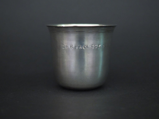 Vente aux enchères Timbale XVIIIème de forme évasée en argent lisse H. 6 cm Poids : 54 g 