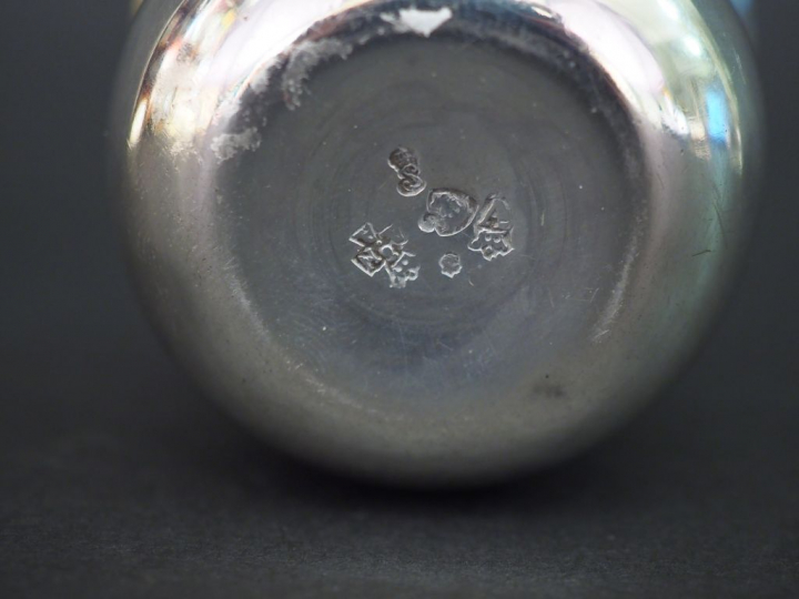 Timbale XVIIIème de forme évasée en argent lisse H. 6 cm Poids : 54 g 